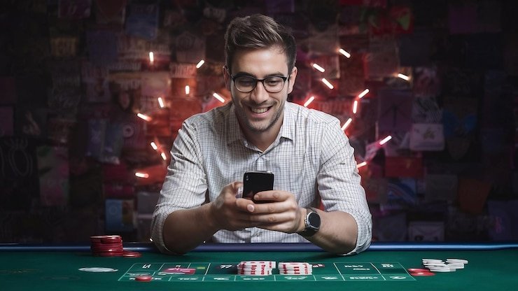 Pengguna membaca tips lewat ponsel